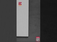 Μεταβατικές λωρίδες μεταλλικού σκληρού ξύλου σε πλακάκια