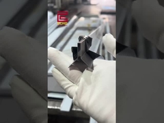 Διακοσμητική εγκατάσταση διακοσμητικών τρυπών από ανοξείδωτο χάλυβα για την αναβάθμιση πολυτελών σπιτιών.